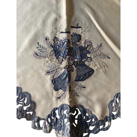 Embroidered Christmas Mantel Scarf White Blue Bells Candles Lace Trim 18.5X94 In - Picture 2 of 7